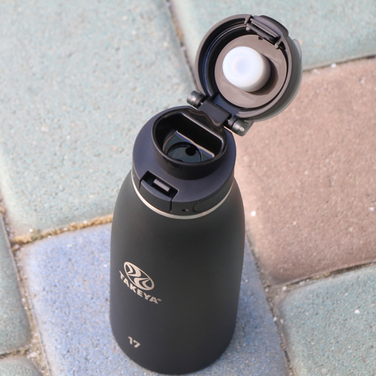 traveler-fliplocktm-lid-v4 96076-R-TravelerLid-Lifestyle-Onyx.png